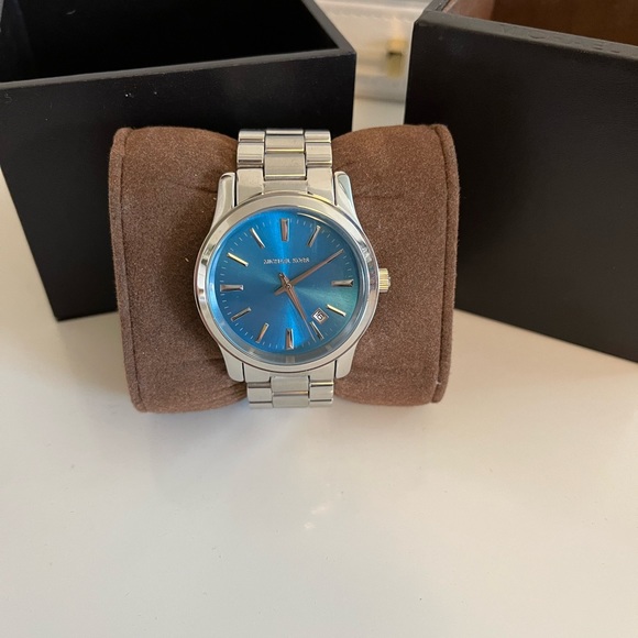 Micheal Kors watch - Picture 3 of 3